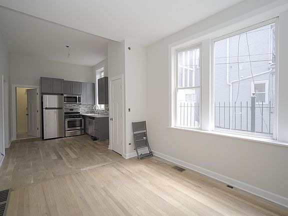 3rd image of 2911 W Belmont Ave #1AN