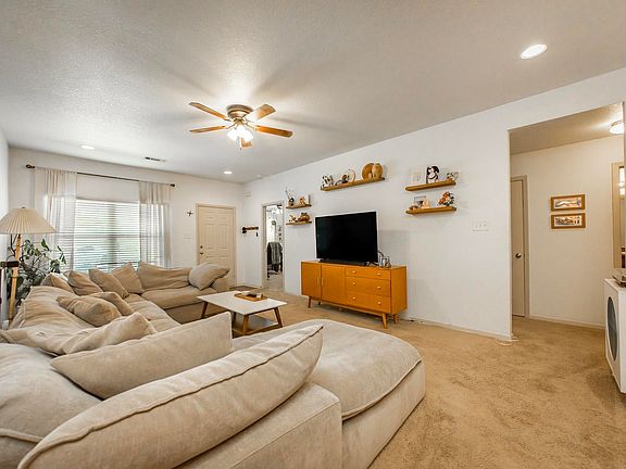 5th image of 16 Oakland Cir