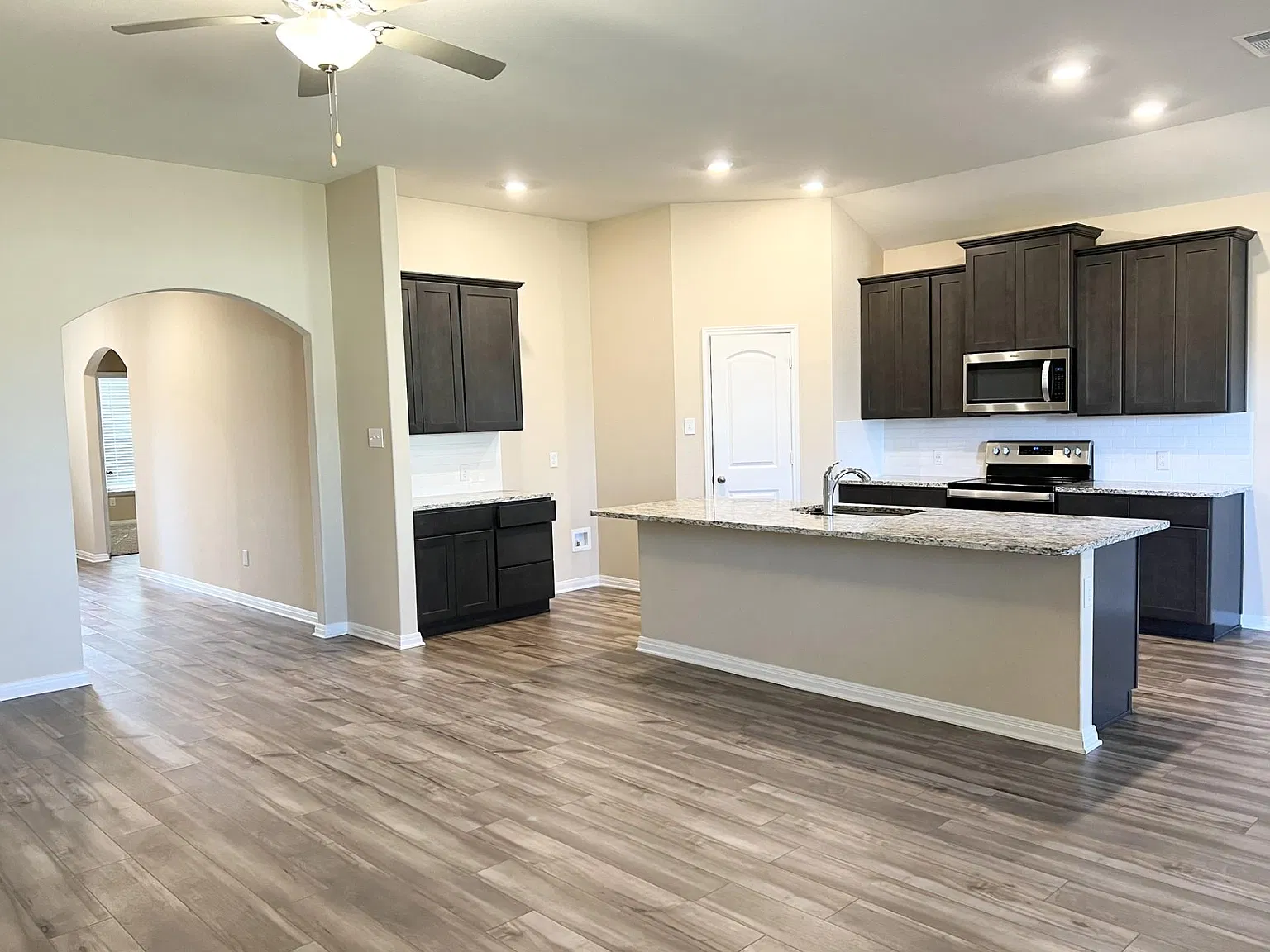 4 bed, 2006 sqft, $2,050 — Photo 3