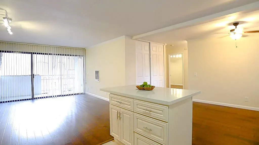 2 bed, 1054 sqft, $3,350 — Photo 3