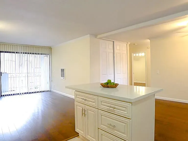 8332 Regents Rd #1K — Photo 3