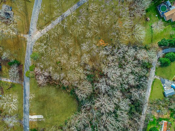 4th image of 323 N Jenkins Rd