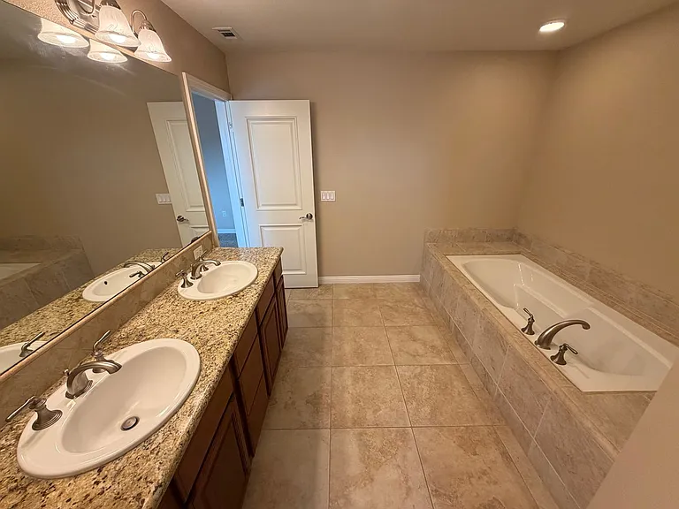 4304 Foxenwood Cir — Photo 14