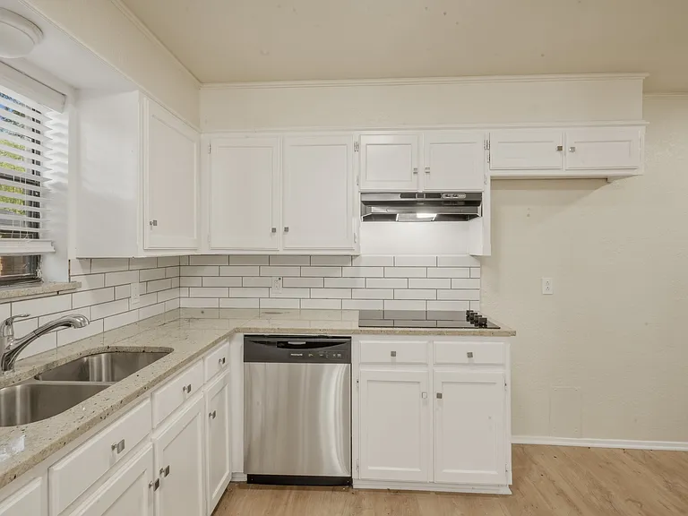 1622 Brown Trl — Photo 6