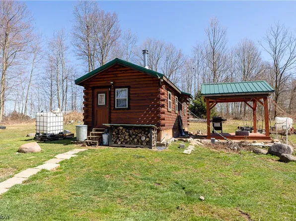 3756 N Pleasant Dr, East Palestine, OH 44413
