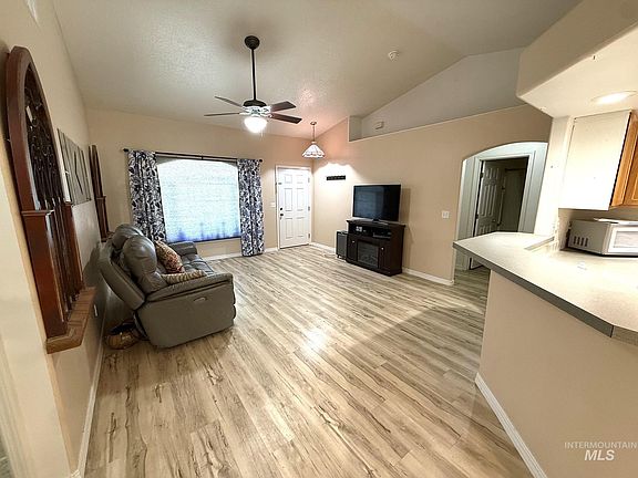 3rd image of 332 W Mule Ct