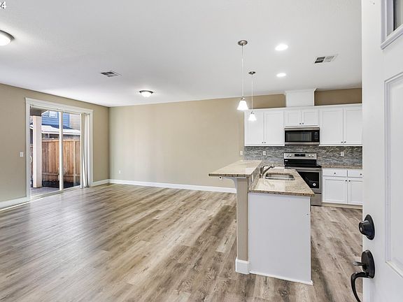 3rd image of 2633 NE 130th Ct