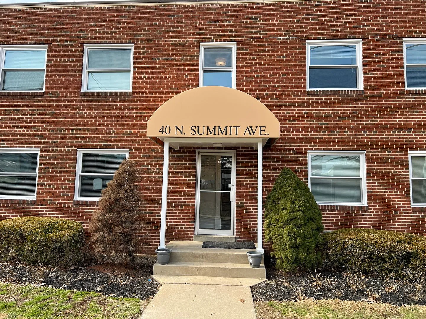 40 N. Summit Avenue — Photo 1