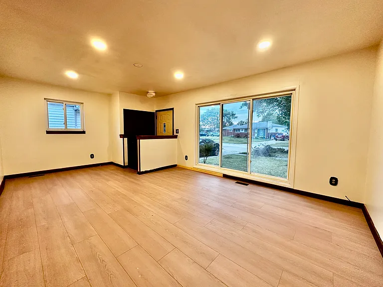 1585 Berkshire St — Photo 3