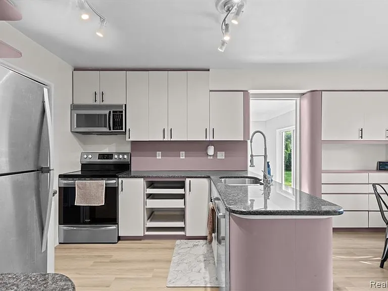 5476 Van Ness Dr — Photo 16