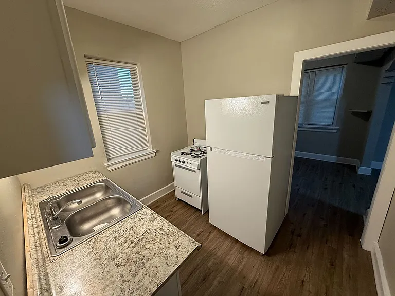 4252 N Teutonia Ave — Photo 8