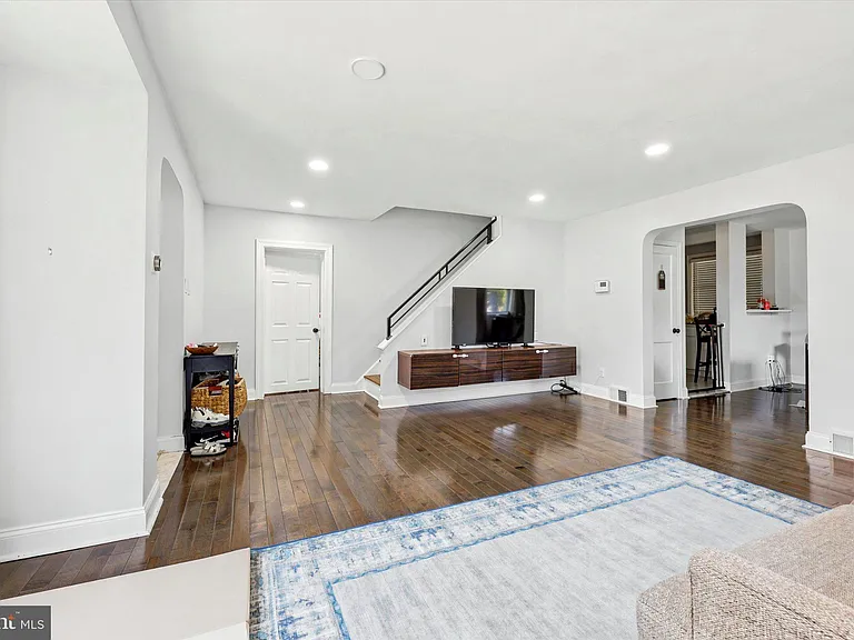 1646 Surrey Ln — Photo 2