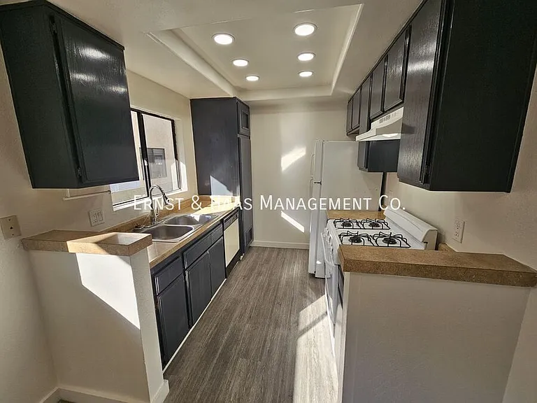 411 W 4th St #3 — Photo 6