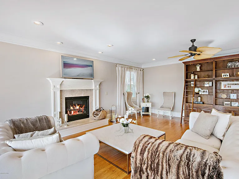 30 Columbus Dr — Photo 11