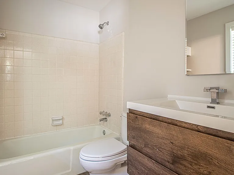 2417 Collins Blvd — Photo 10