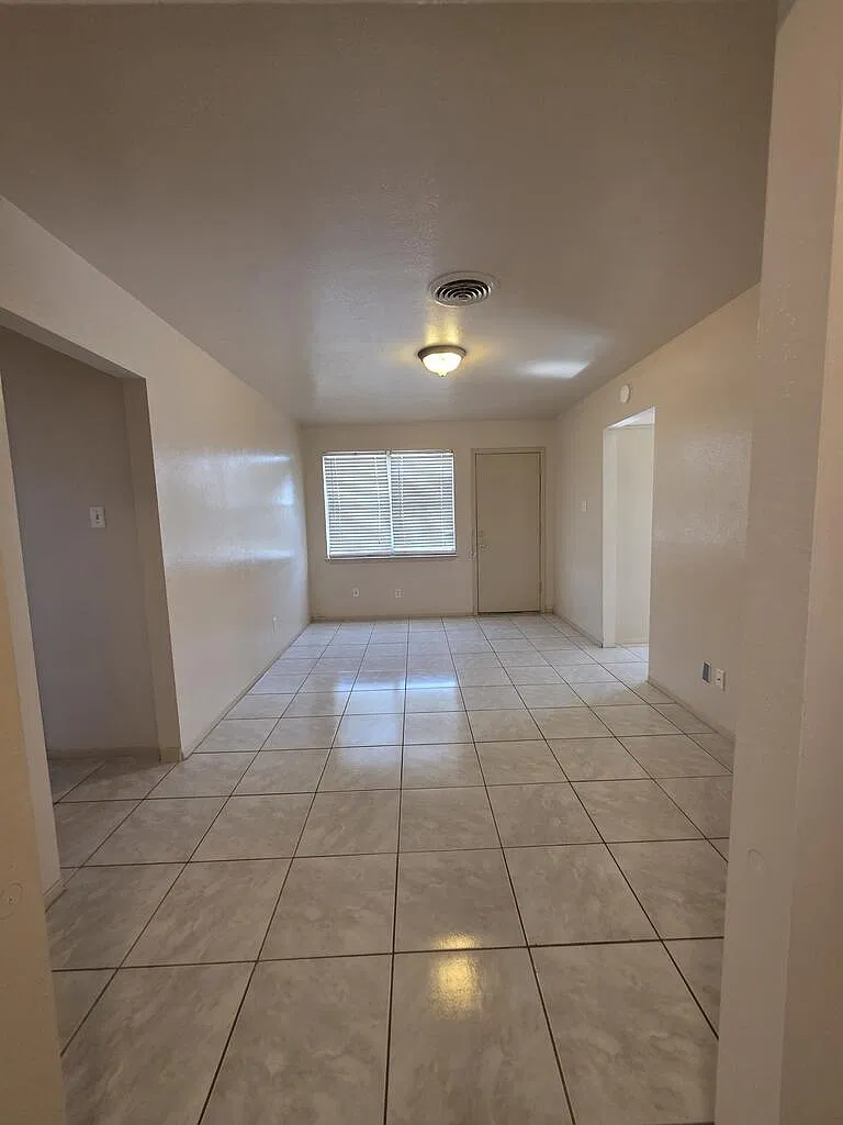 3 bed, 2.0 bath, 1337 sqft, $2,100 — Photo 4