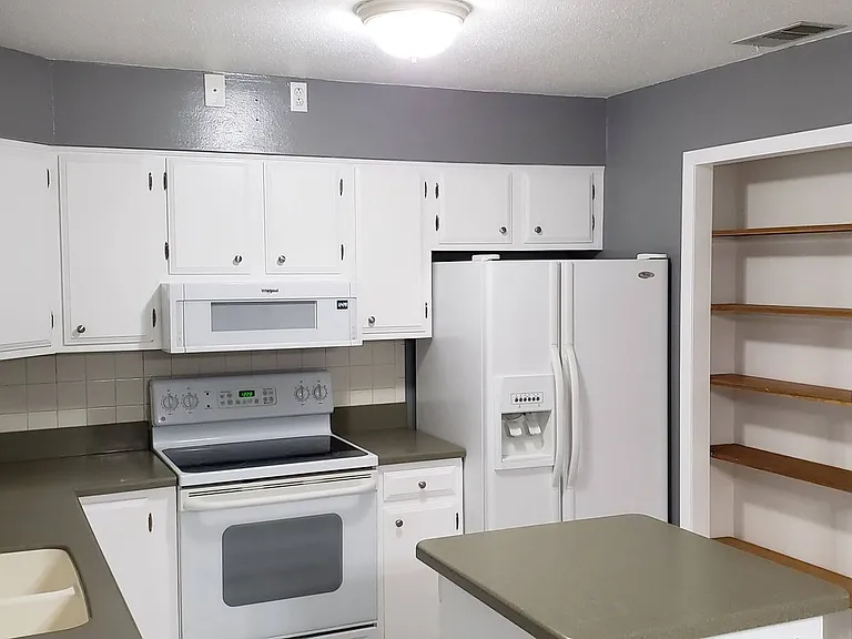 2302 Hutchinson Ave — Photo 9