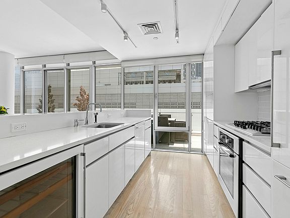 5th image of 50 Franklin St APT 16A