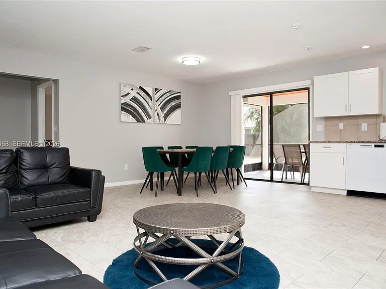722 SE Thanksgiving Ave — Photo 11