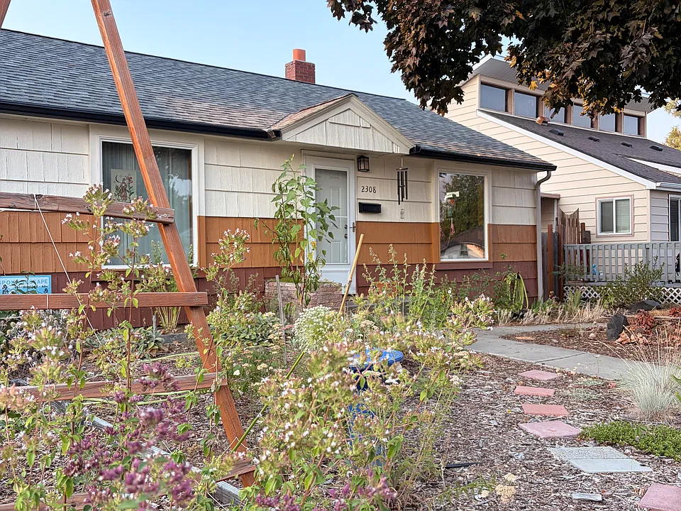 2308 W Queen Ave