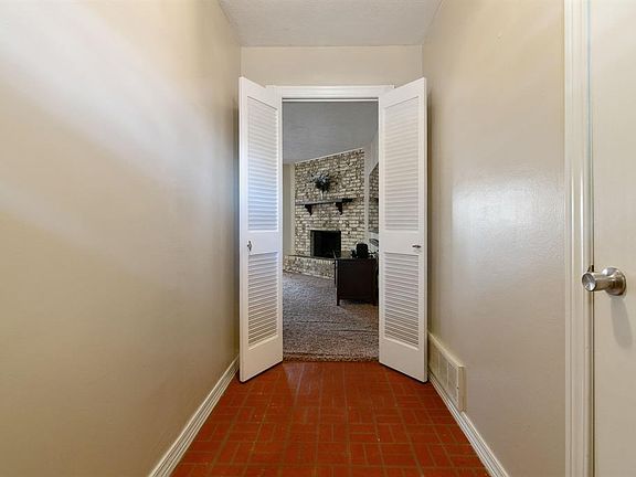 5th image of 1011 Charleston Ct