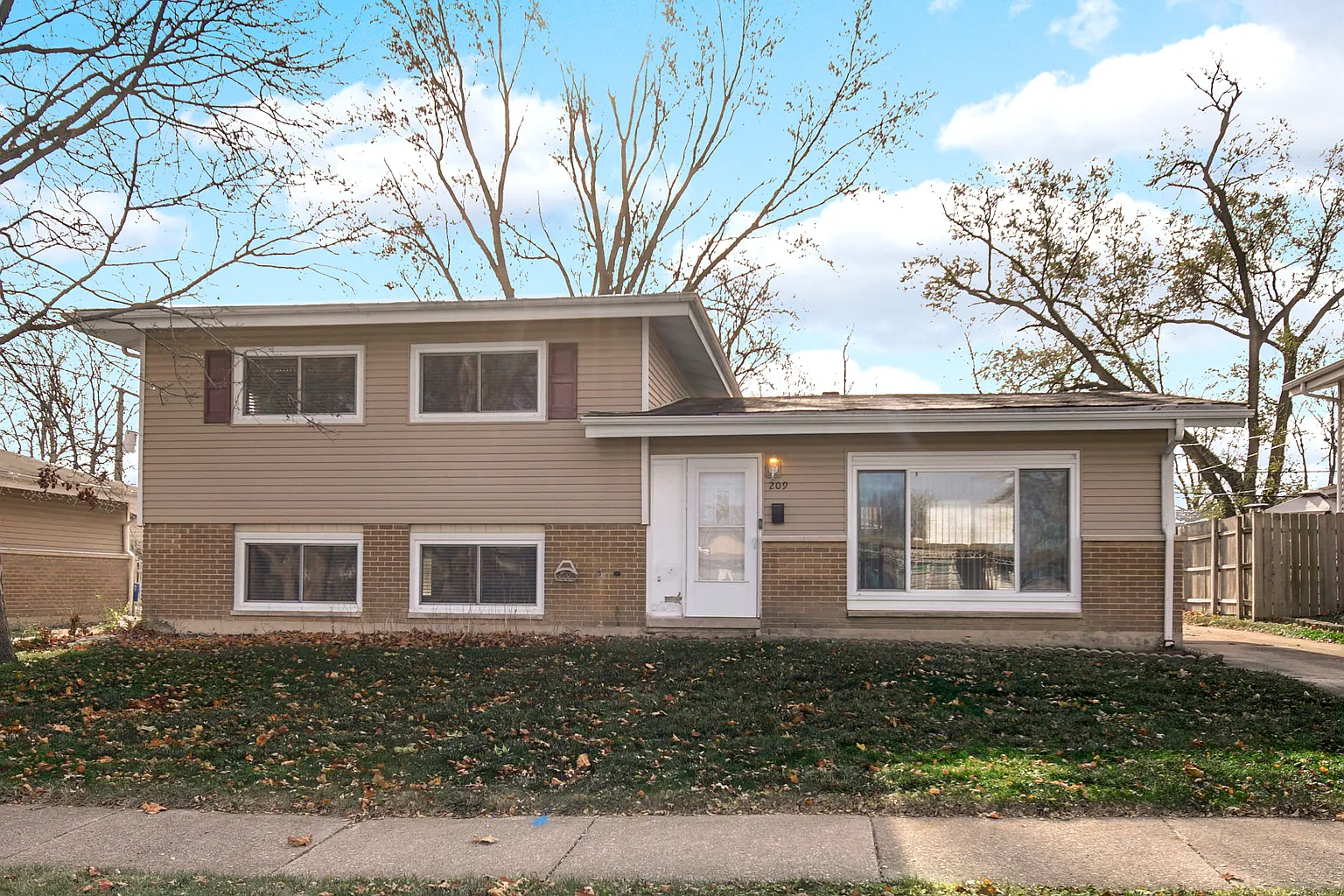 209 Illinois St photo 1
