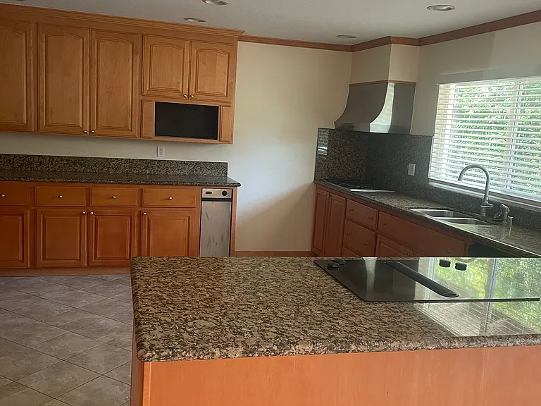 6425 Randall Ct — Photo 11