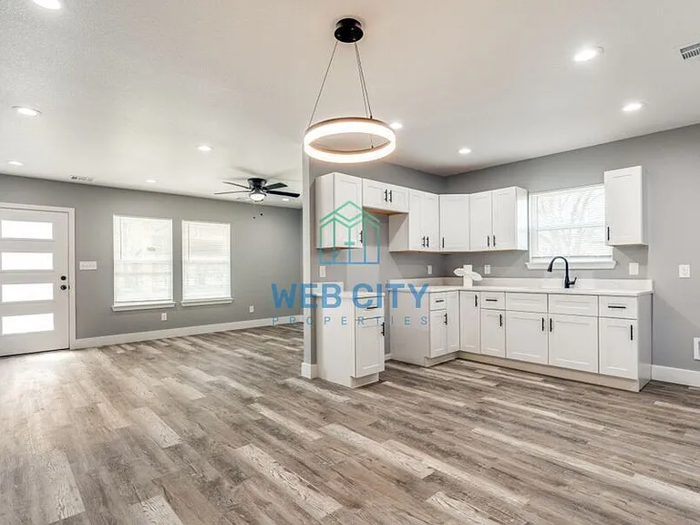 3207 Mallory Dr — Photo 4