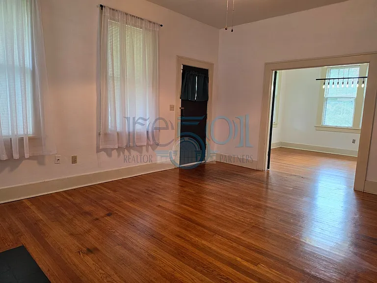 301 W 5th St — Photo 4