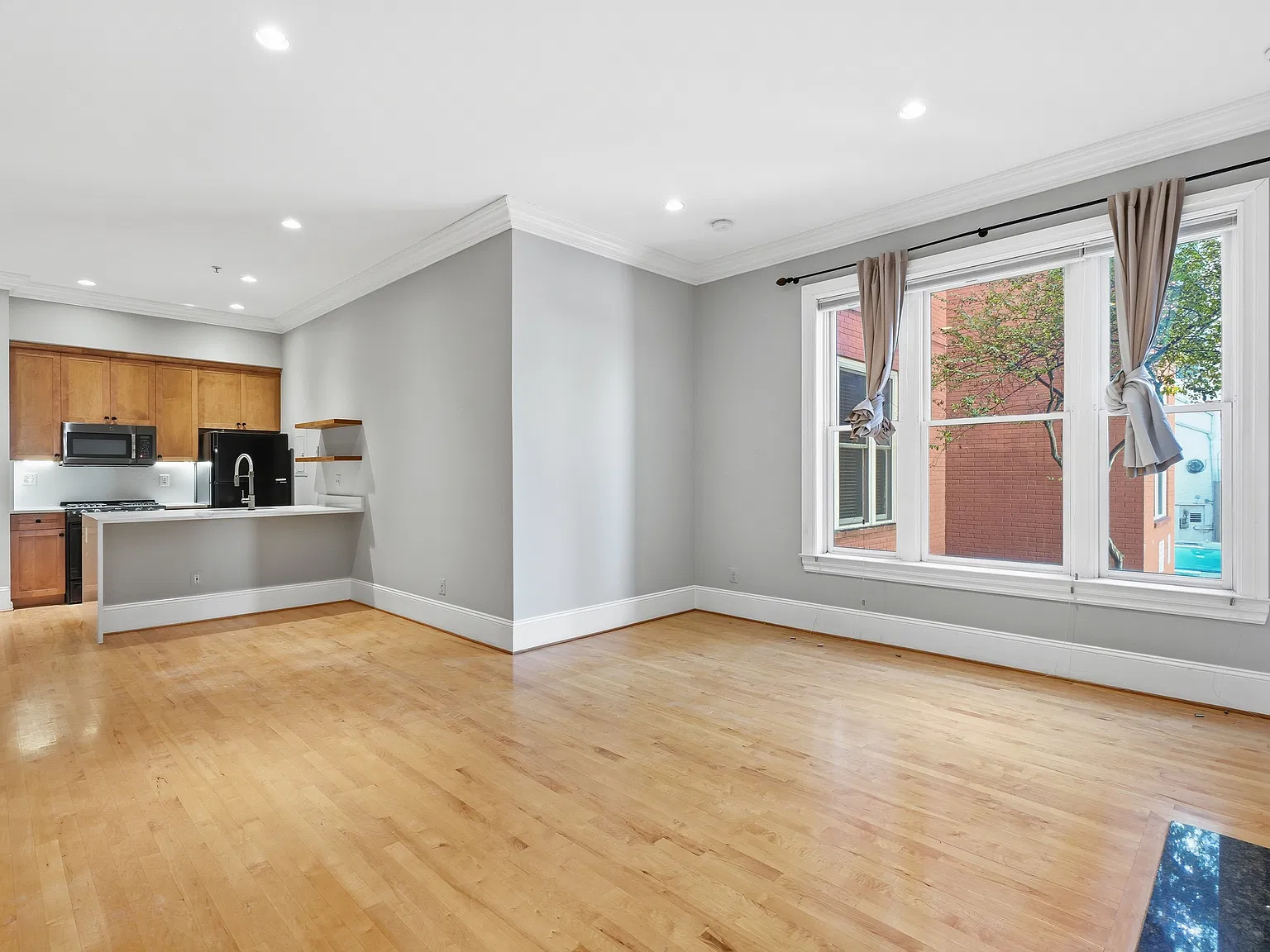 2 bed, 900 sqft, $4,200 — Photo 4