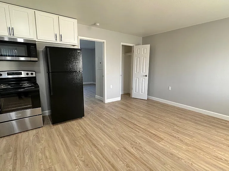 2464 Wrondel Way #E-F — Photo 4