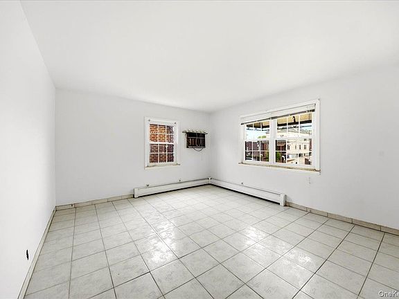 3rd image of 2563 Laconia Avenue