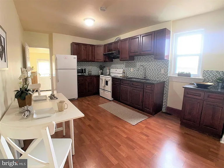75 Harry St — Photo 11