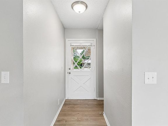 3rd image of 811 Garden Grv