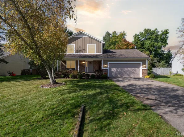 9325 Holiday Dr, Whitmore Lake, MI 48189