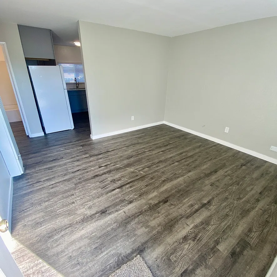 3910 Thorn St — Photo 3