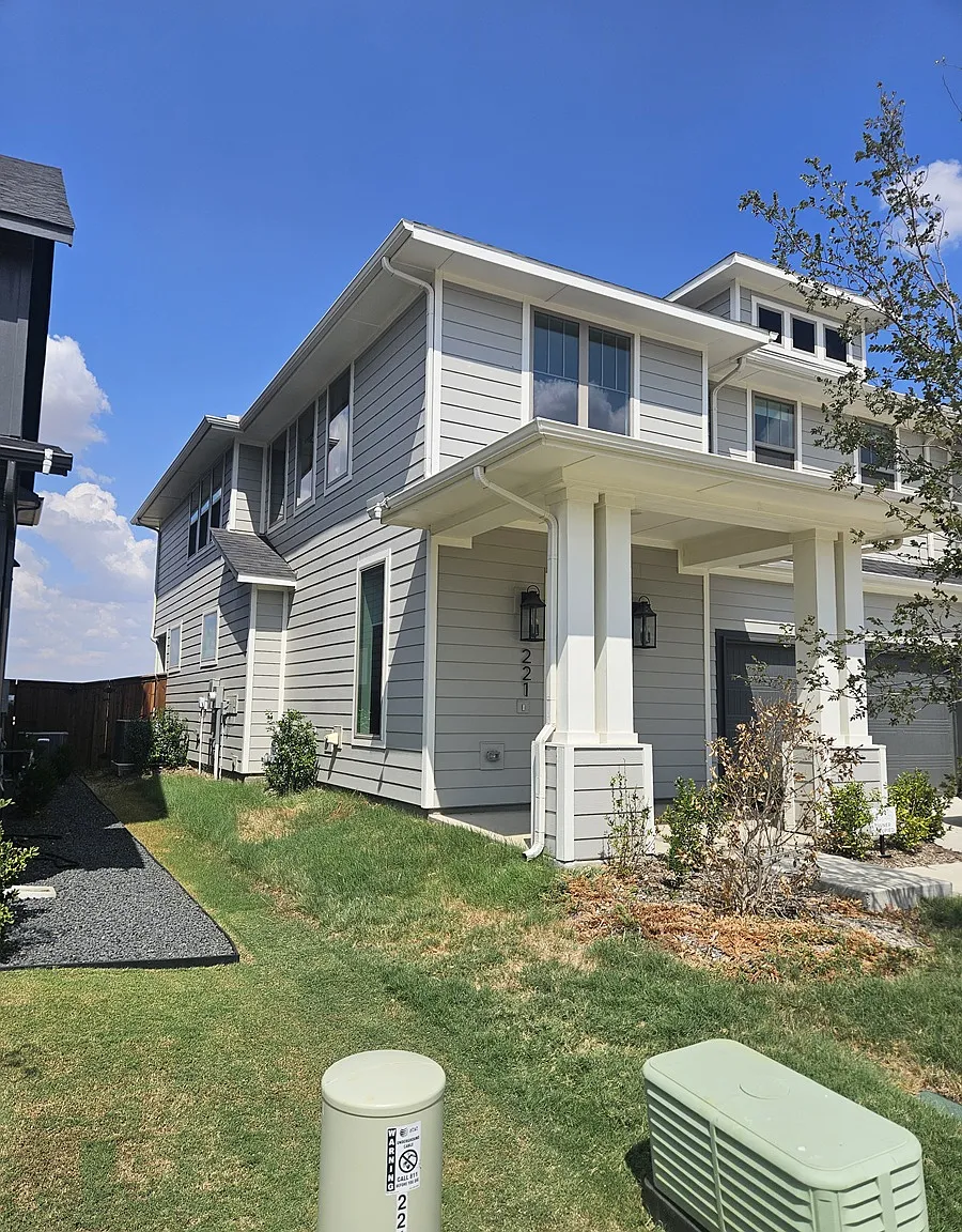 3 bed, 2436 sqft, $2,475 — Photo 2