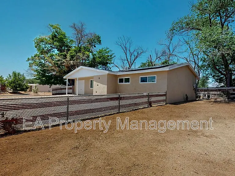 1055 Betts St NE — Photo 2