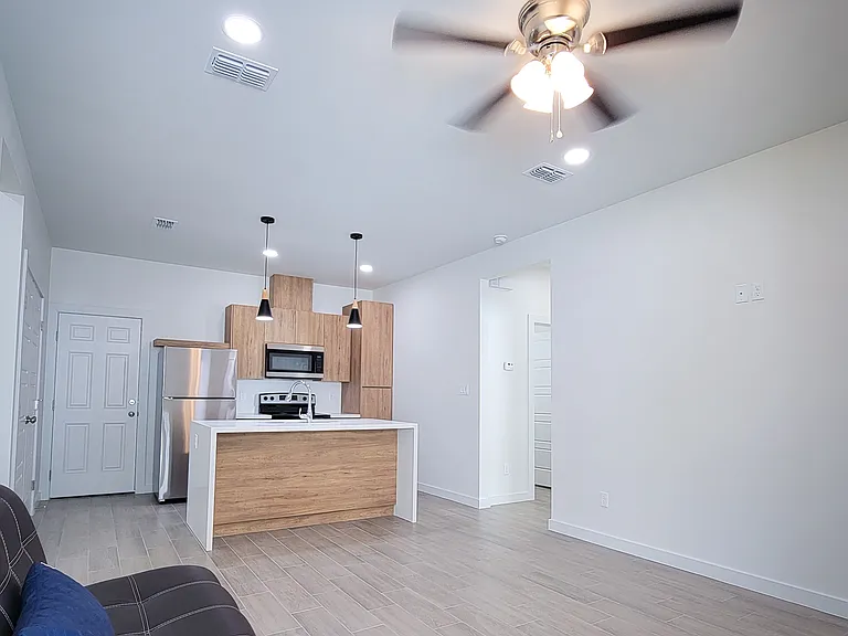 1404 W Platinum Dr #4 — Photo 3
