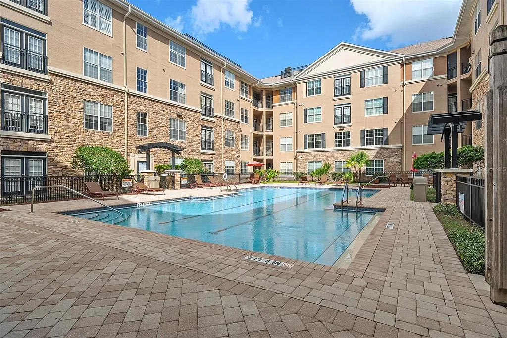 1 bed, 1.0 bath, 696 sqft, $1,800 — Photo 3