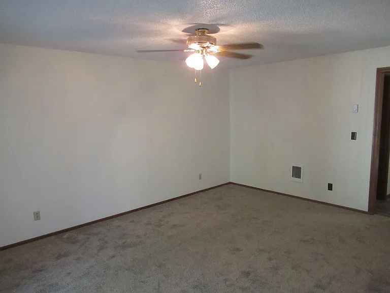 One Bedroom Apartment Close to Downtown — Photo 8