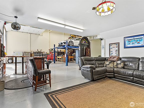 4th image of 1082 W Smith