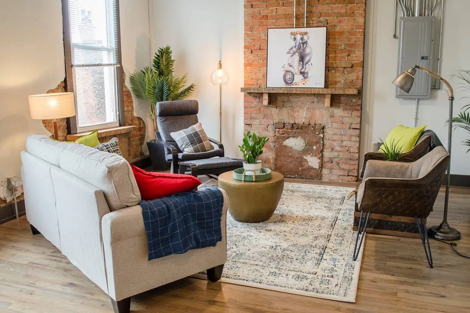 2 bed, 1.0 bath, 1560 sqft, $3,194 — Photo 1