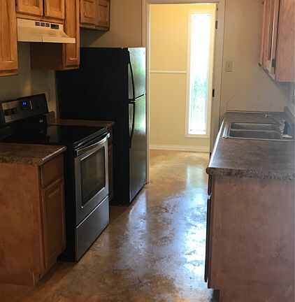3rd image of 304 Woodale Dr Unit C