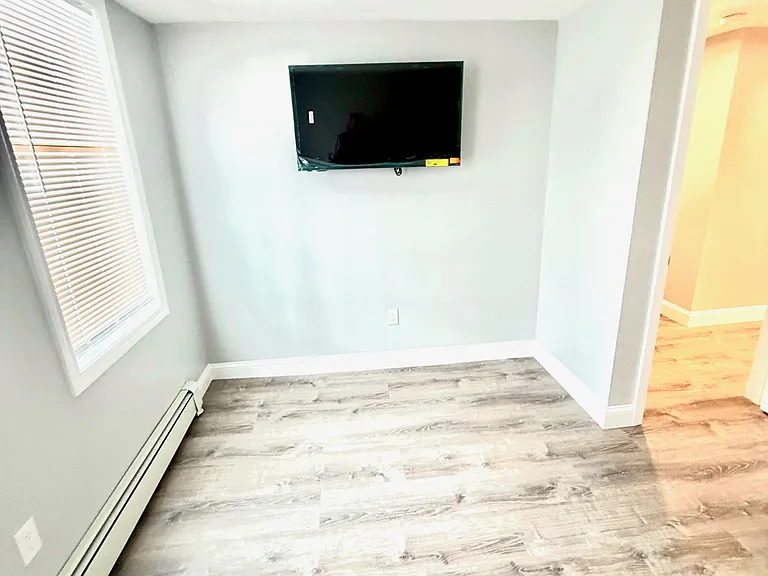 110 Lafayette Rd — Photo 8