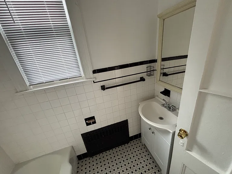 209 41st St #2 — Photo 5