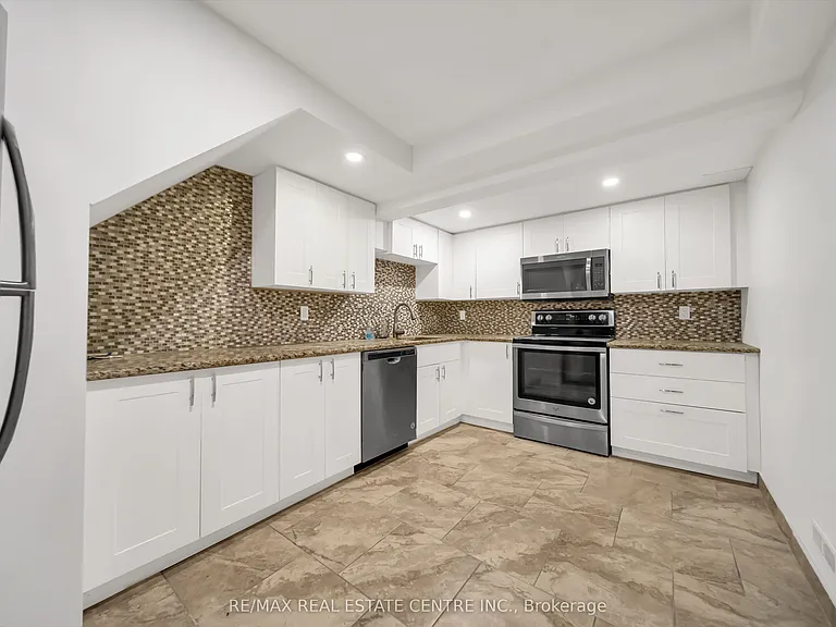 1074 Farmstead Dr — Photo 8
