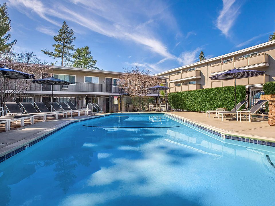 SPARKLING SWIMMING POOL