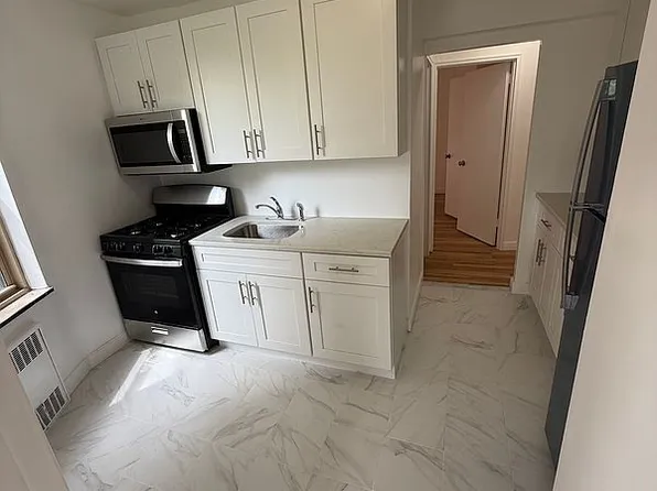 6725 Clyde St APT 5D, Flushing, NY 11375