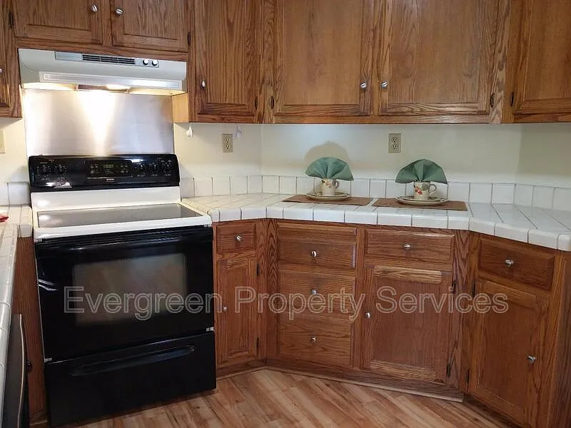 3 bed, 2.0 bath, 1572 sqft, $2,100 — Photo 3